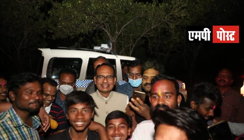 मुख्यमंत्री मध्यप्रदेश ने काफ़िला रोककर नागरिकों दी होली की बधाई