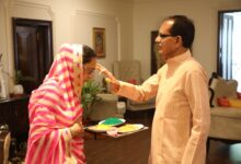 मध्यप्रदेश के मुख्यमंत्री शिवराज सिंह चौहान ने होली पर बुन्देली गीत गाया