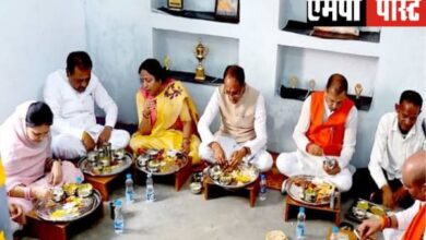 मुख्यमंत्री श्री चौहान ने छतरपुर में हितग्राही पंचू के साथ फीता काट कर गृह प्रवेश कराया