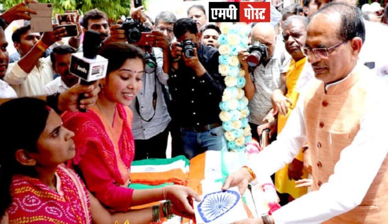 घर पर तिरंगा फहराने के लिए हम अपने खून-पसीने की कमाई से राष्ट्रीय ध्वज लें