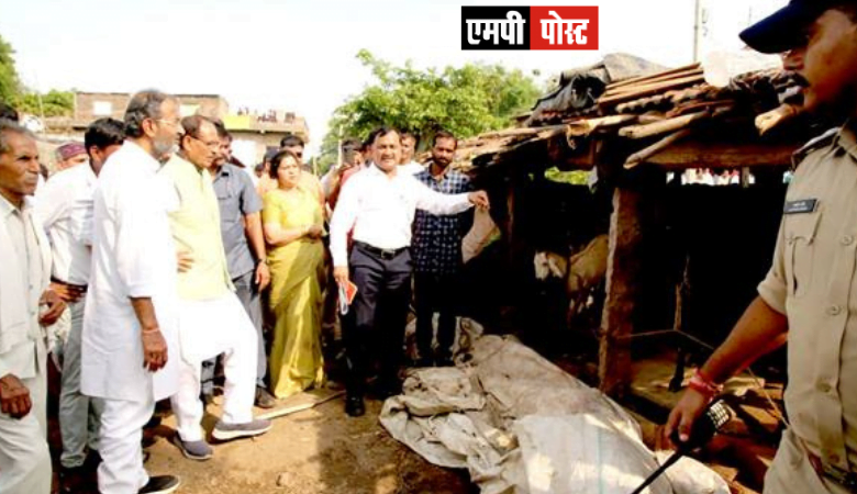 मध्यप्रदेश के मुख्यमंत्री शिवराज सिंह चौहान ने बाढ़ प्रभावित ग्राम में लिया नुकसान का जायजा