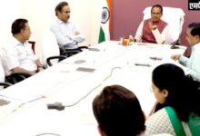 देवास, धार, मंदसौर, नीमच, रतलाम और उज्जैन की मंडियों में लगेगी लहसुन की ग्रेडिंग मशीनें मुख्यमंत्री श्री चौहान ने मंडियों में लहसुन की आवक और मूल्य पर ली बैठक मध्यप्रदेश के मुख्यमंत्री श्री शिवराज सिंह चौहान ने कहा है कि लहसुन उत्पादक कृषकों को फसल के उपयुक्त दाम दिलाने के लिए हरसंभव प्रयास किए जाएँ। लहसुन उत्पादक किसान संगठित नहीं हैं इस कारण उनके साथ अन्याय नहीं हो। लहसुन के सही दाम दिलवाने के लिए जिला प्रशासन अपने स्तर पर कार्यवाही करे। मुख्यमंत्री श्री चौहान प्रदेश की मंडी समितियों में लहसुन की आवक और उसके मूल्य की स्थिति के संबंध में निवास कार्यालय में बैठक में चर्चा कर रहे थे। मुख्य सचिव श्री इकबाल सिंह बैंस, अपर मुख्य सचिव किसान कल्याण श्री अजीत केसरी तथा अन्य अधिकारी उपस्थित थे।