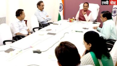 देवास, धार, मंदसौर, नीमच, रतलाम और उज्जैन की मंडियों में लगेगी लहसुन की ग्रेडिंग मशीनें मुख्यमंत्री श्री चौहान ने मंडियों में लहसुन की आवक और मूल्य पर ली बैठक मध्यप्रदेश के मुख्यमंत्री श्री शिवराज सिंह चौहान ने कहा है कि लहसुन उत्पादक कृषकों को फसल के उपयुक्त दाम दिलाने के लिए हरसंभव प्रयास किए जाएँ। लहसुन उत्पादक किसान संगठित नहीं हैं इस कारण उनके साथ अन्याय नहीं हो। लहसुन के सही दाम दिलवाने के लिए जिला प्रशासन अपने स्तर पर कार्यवाही करे। मुख्यमंत्री श्री चौहान प्रदेश की मंडी समितियों में लहसुन की आवक और उसके मूल्य की स्थिति के संबंध में निवास कार्यालय में बैठक में चर्चा कर रहे थे। मुख्य सचिव श्री इकबाल सिंह बैंस, अपर मुख्य सचिव किसान कल्याण श्री अजीत केसरी तथा अन्य अधिकारी उपस्थित थे।