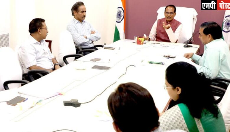 देवास, धार, मंदसौर, नीमच, रतलाम और उज्जैन की मंडियों में लगेगी लहसुन की ग्रेडिंग मशीनें मुख्यमंत्री श्री चौहान ने मंडियों में लहसुन की आवक और मूल्य पर ली बैठक मध्यप्रदेश के मुख्यमंत्री श्री शिवराज सिंह चौहान ने कहा है कि लहसुन उत्पादक कृषकों को फसल के उपयुक्त दाम दिलाने के लिए हरसंभव प्रयास किए जाएँ। लहसुन उत्पादक किसान संगठित नहीं हैं इस कारण उनके साथ अन्याय नहीं हो। लहसुन के सही दाम दिलवाने के लिए जिला प्रशासन अपने स्तर पर कार्यवाही करे। मुख्यमंत्री श्री चौहान प्रदेश की मंडी समितियों में लहसुन की आवक और उसके मूल्य की स्थिति के संबंध में निवास कार्यालय में बैठक में चर्चा कर रहे थे। मुख्य सचिव श्री इकबाल सिंह बैंस, अपर मुख्य सचिव किसान कल्याण श्री अजीत केसरी तथा अन्य अधिकारी उपस्थित थे।