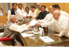 एमपी के राज्यपाल को ज्ञापन सौंपकर मध्यप्रदेश विधानसभा में मुख्य विपक्षीदल इंडियन नेशनल कांग्रेस के विधायकों ने हजारों करोड़ के पोषण आहार घोटाले की उच्च न्यायालय की निगरानी में जांच कराये जाने की मांग की