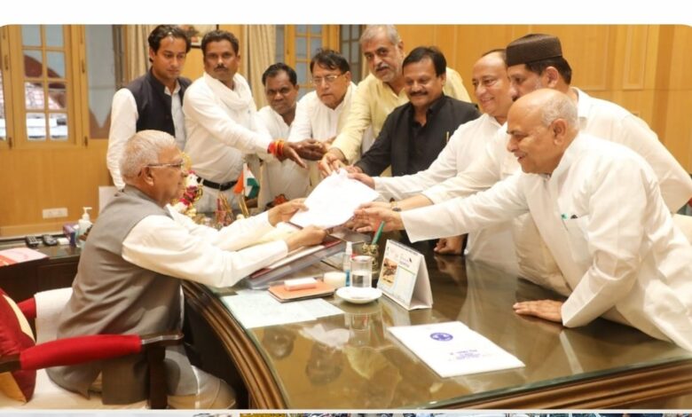 एमपी के राज्यपाल को ज्ञापन सौंपकर मध्यप्रदेश विधानसभा में मुख्य विपक्षीदल इंडियन नेशनल कांग्रेस के विधायकों ने हजारों करोड़ के पोषण आहार घोटाले की उच्च न्यायालय की निगरानी में जांच कराये जाने की मांग की