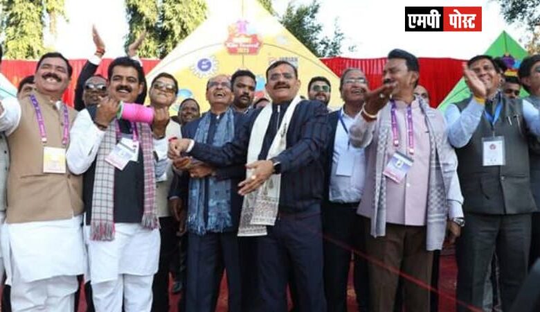 मेरी इच्छा है आपके बीच रह जाऊँ