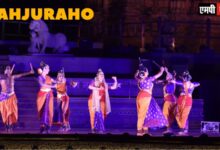 खजुराहो में नृत्य की भाव भंगिमाओं से सजा आनंद का कोलाज़