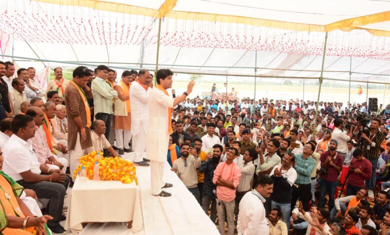 ज्योतिरादित्य सिंधिया ने किया जंसभा को संबोधित