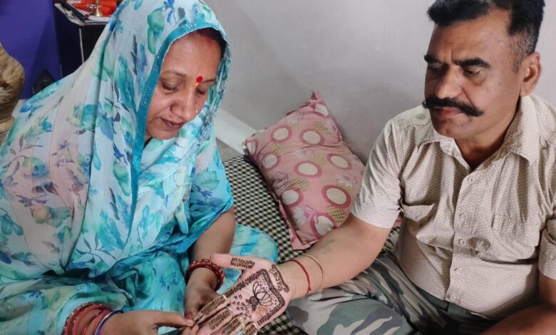 'लाड़ली' बहनों ने पति के हाथों में रचाई कमल मेहंदी