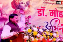 MP GOVT-आमजन के जीवन में बदलाव लाने और नई पीढ़ी को संस्कारित करना मध्यप्रदेश सरकार की प्राथमिकता : मुख्यमंत्री डॉ. यादव भगवान श्री कृष्ण के चरण जहाँ-जहाँ पड़े, उन्हें तीर्थ स्थल बनाने का निर्णय मुख्यमंत्री डॉ. मोहन यादव का पटना में भव्य अभिनंदन भोपाल : गुरूवार, जनवरी 18, 2024, 18:08 IST मुख्यमंत्री डॉ. मोहन यादव ने कहा है कि मध्यप्रदेश में मुख्यमंत्री का दायित्व संभालने के बाद उन्होंने आम जनता के जीवन में सकारात्मक बदलाव लाने का संकल्प लिया है। नागरिकों के लिए विभिन्न सुविधाओं का विकास कर उनके जीवन को सहज, सरल बनाने के साथ ही दूसरी महत्वपूर्ण प्राथमिकता उन महापुरूषों के योगदान से नई पीढ़ी को अवगत करवाने का कार्य भी करना है, जिससे भारतीय समाज को संस्कार मिले। भगवान श्रीराम और श्रीकृष्ण के प्रसंगों को पाठ्यक्रम का हिस्सा बनाने की पहल के साथ ही नई शिक्षा नीति में सनातन संस्कृति का पाठ्यक्रमों में समावेश हमारा संकल्प है। मुख्यमंत्री डॉ. यादव ने कहा कि भगवान श्रीकृष्ण ने सांदीपनी आश्रम उज्जैन में शिक्षा ग्रहण की थी। मध्यप्रदेश में जहाँ-जहाँ भगवान श्रीकृष्ण के चरण पड़े हैं, उन स्थानों को तीर्थ स्थान के रूप में विकसित करने का निर्णय लिया गया है। मुख्यमंत्री डॉ. मोहन यादव ने पटना में श्री कृष्ण चेतना विचार मंच द्वारा आयोजित अभिनंदन समारोह में भाग लिया। मुख्यमंत्री डॉ. यादव ने गांधी मैदान स्थित श्री कृष्ण मेमोरियल हॉल में शंख ध्वनि के बीच दीप प्रज्वलित कर कार्यक्रम का शुभारंभ किया। विभिन्न संगठनों द्वारा मुख्यमंत्री डॉ. यादव को पुष्पगुच्छ, शॉल व अभिनंदन पत्र भेंट कर तथा मुकुट पहनाकर स्वागत किया गया। मुख्यमंत्री डॉ. यादव का श्री कृष्ण चेतना विचार मंच के अध्यक्ष न्यायमूर्ति (सेवानिवृत्त) श्री राजेन्द्र प्रसाद, महासचिव (पूर्व आईएएस) डॉ. गोरेलाल यादव, महामंडलेश्वर महंत डॉ. सुखदेव दास, बिहार प्रदेश यादव महासभा, श्री कृष्ण चेतना परिषद, श्री कृष्ण चेतना संघ, श्री कृष्ण विचार मंच, श्री गोपीकृष्ण गो आश्रम, जयपाल सिंह यादव फाउंडेशन के पदाधिकारियों आदि ने स्वागत किया। भगवान श्री कृष्ण की शिक्षा-दीक्षा हुई उज्जैन में, उनका जीवन धर्म की स्थापना में बीता मुख्यमंत्री डॉ. यादव ने कहा कि माता सीता की जन्मस्थली बिहार आकर मैं स्वयं को सौभाग्यशाली मानता हूं। ऐसी पवित्र धरती को मैं प्रणाम करता हूँ। यह भगवान महावीर स्वामी जी की धरती है, जिससे बिहार की पहचान है। साथ ही सम्राट अशोक की भी धरती है। सम्राट अशोक का मध्यप्रदेश उज्जैन से खासतौर पर अलग तरह का रिश्ता रहा है। हजारों साल से मध्यप्रदेश और बिहार का रिश्ता है। प्राचीन काल से मध्यप्रदेश की भूमिका महत्वपूर्ण रही थी। मुख्यमंत्री डॉ. यादव ने कहा कि बाबा महाकाल की नगरी में ही भगवान श्री कृष्ण का विवाह हुआ। भगवान श्री कृष्ण की शिक्षा-दीक्षा भी उज्जैन में हुई। शिक्षा के मामले में हमारा समाज कितना जागृत है, इसका उदाहरण पांच हजार साल पहले भगवान श्री कृष्ण के काल से भी जुड़ता है। जब भगवान श्री कृष्ण ने कंस का वध कर दिया तो ऐसा उदाहरण दुनिया में कहीं नहीं था जब कोई सत्ताधीश का वध करे और वो सत्ता की कुर्सी पर न बैठे। भगवान श्री कृष्ण हैं जिन्होंने आगे बढ़कर शिक्षा को महत्ता दी। भगवान श्री कृष्ण की विद्यार्थी के नाते भी पहचान है। उज्जैन में भगवान श्री कृष्ण ने 5 हजार साल पहले 14 विद्या और 64 कलाओं और चारों वेद का ज्ञान अर्जित किया। भगवान श्री कृष्ण ने शिक्षा ग्रहण के पश्चात् पूरी शिक्षा का सार और कर्म का ज्ञान गीता के माध्यम से बताया। गीता जो दुनिया में पवित्रतम ग्रंथों में शामिल है। गीता आज भी सबका मार्ग दर्शन करती है। कोई भी क्रांतिकारी हो, आजादी के सिपाही हो, अगर गीता नहीं पढ़ी, तो उसका जीवन अधूरा है। जीवन के किसी मार्ग पर जिसने भी बड़ा संकल्प लिया गीता सदैव उसका पाथेय बनकर मार्गदर्शन करती रही है। मुख्यमंत्री डॉ. मोहन यादव ने कहा कि यह हमारा सौभाग्य है कि हम सब भगवान श्री कृष्ण को हमारे वंश का तो मानते ही हैं, लेकिन भगवान श्री कृष्ण की पहचान कैसी है पूरे समाज के अंदर जहां कोई अव्यवस्था दिखे, जहां कोई अधर्म की बात दिखे, अगर किसी ने आगे बढ़कर अधर्म के खिलाफ संघर्ष करने का कदम उठाया तो वह केवल एकमेव भगवान श्री कृष्ण हैं, जिन्होंने अपने पूरे जीवन को धर्म की स्थापना के लिए खपाया। मुख्यमंत्री डॉ. यादव ने कहा कि मैं क्षिप्रा के तट से आकर गंगा के तटवासियों को प्रणाम करके उसका स्पंदन और आनंद महसूस कर रहा हूँ। आज के इस दौर में लोकतंत्र को जिंदा रखने में हमारे समाज की भूमिका बहुत बड़ी है। हमें प्रदेश और देश की सेवा के साथ-साथ भारत का मान दुनिया में बढ़े उस दिशा में हमें आगे बढ़ने की आवश्यकता है। यही तो हम हजारों से साल से करते आए हैं और यही हमारा कर्तव्य भी है। परमात्मा ने हमें जहां जिस जगह जन्म दिया है एक अनूठा संयोग हमारे साथ जुड़ता है। भारत में गाय के प्रति व्यक्त होता है वास्तविक सम्मान मुख्यमंत्री डॉ. यादव ने कहा कि परमात्मा से, प्रकृति से प्रेम करने का उदाहरण अगर कहीं दिखाई देता है तो निश्चित रूप से वह सर्वाधिक यादव समाज से दिखाई देता है, जो गौपालन के माध्यम से अपना जीवन चलाते हैं। परमात्मा के माध्यम से प्रकृति प्रेम को भी दिखाते हैं। जो प्रकृति से प्रेम करता है, जो जीव मात्र से प्रेम करता है, वो ही तो गोपाल हो सकता है। इसके अलावा कौन गोपाल होता है, गोपाल वो नहीं होते, दुनिया में कई देश है हमारे अलावा, अमेरिका, इंग्लैंड में भी गाय माता बहुत सारे लोग पालते हैं, लेकिन उनके पालने के तरीके और हमारे पालने के तरीके में काफी अंतर है। हम अशक्त और बीमार गायों की देखभाल भी करते हैं। उनके हाल पर नहीं छोड़ देते। हम गाय माता में 33 करोड़ देवी-देवताओं का वास देखते हैं। गायों में माँ का स्वरूप भी देखते हैं। गौ-माता का वास्तविक सम्मान हमारे देश की संस्कृति है। मुख्यमंत्री डॉ. मोहन यादव ने कहा कि भगवान श्री कृष्ण का जेल में जन्म हुआ है। माँ यशोदा ने उन्हें पाल-पोस कर बड़ा किया। वह बालक न कभी डरता है और न भयभीत होता है। दुनिया की चुनौती का सामना करता है और सच्चाई के मार्ग पर चलता है, जो भी आज भी हमें रोमांचित और गर्व से भर देता है। श्रद्धा, भक्ति, आस्था यह ऐसे ही पैदा नहीं होती, इस आस्था, भक्ति, श्रद्धा पैदा करने के लिए समूचे जीवन को एक तरह से दुनिया के सामने प्रदर्शित करने की जिनकी आध्यात्मिक चेतना जीवन भर काम आती है, ऐसे गोपाल कृष्ण की जय-जय कार महसूस कर सकते हैं। प्रारंभ में मुख्यमंत्री डॉ. यादव का श्री कृष्ण चेतना विचार मंच द्वारा स्वागत किया गया। कई संस्थाओं के प्रतिनिधियों ने स्नेह, सम्मान और आत्मीयता से डॉ. यादव का स्वागतकिया। अशोक मनवानी समाचारो की सूची मुख्यमंत्री डॉ. यादव ने पटना में इस्कॉन मंदिर में किए दर्शन आमजन के जीवन में बदलाव लाने और नई पीढ़ी को संस्कारित करना मध्यप्रदेश सरकार की प्राथमिकता : मुख्यमंत्री डॉ. यादव वन विहार राष्ट्रीय उद्यान-जू में अनुभूति शिविर कानून का पालन जरूरी - एसीएस डॉ. राजौरा भोपाल को स्पोर्ट्स टूरिज्म हब बनाया जायेगा एएसआई श्री शर्मा के निधन पर दुख व्यक्त केन्द्र और राज्य सरकार की योजनाओं से वंचित लोगों को लाये और लाभ दिलायें: ग्रामीण विकास मंत्री श्री पटेल बैंगलुरू के उच्च स्तरीय दल ने समझी इंदौर की स्मार्ट मीटर योजना शिक्षण संस्थानों का शैक्षणिक-अकादमिक वातावरण बेहतर बनाने की आवश्यकता: उच्च शिक्षा मंत्री श्री परमार विज्ञान शिक्षा को रुचिकर बनाने के लिये प्रयोगशाला एक महत्वपूर्ण कदम परिवहन कर से तय लक्ष्य से अधिक आय हासिल करें चित्रकूट को विश्व-स्तरीय पहचान दिलाने के लिये बनायें योजना जबलपुर में बनेगा देश का पहला जियो पार्क कौशल युक्त-बेरोजगार मुक्त मध्यप्रदेश बनाने का संकल्प "चार लफ़्ज़ों में कहे क्यूँ कर फ़साना राम का" सभी पात्र हितग्राहियों को योजनाओं का लाभ दिलाना सुनिश्चित करें संबंधित समाचार