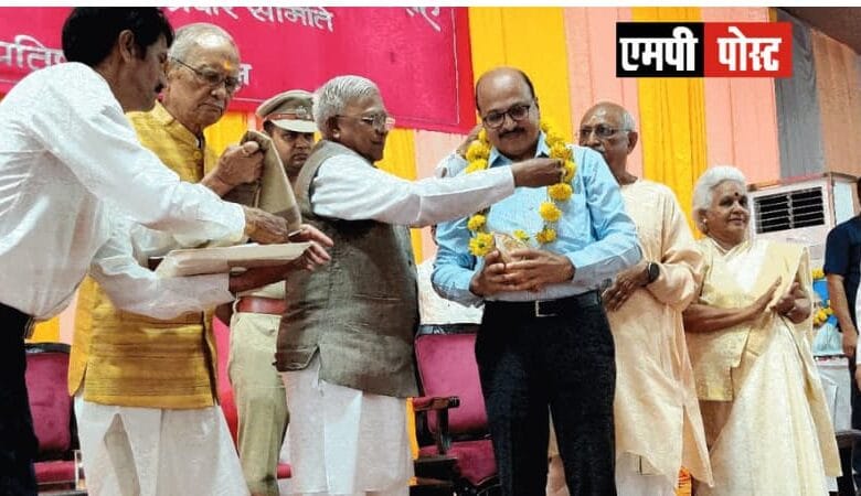 Hindi-अशोक मनवानी को राज्यपाल श्री मंगुभाई पटेल ने हिन्दीतर भाषी हिन्दी सेवी सम्मान से सम्मानित किया