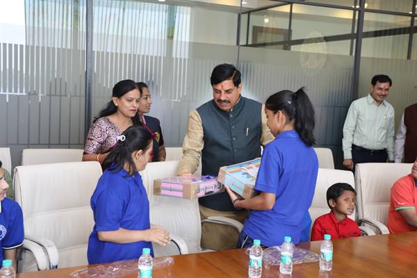 Divyang-Children-मुख्यमंत्री डॉ. यादव ने अपने जन्म दिवस पर दिव्यांग बच्चों को दुलारा