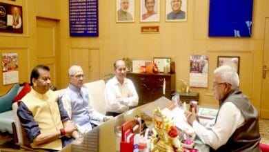 Governor-राज्यपाल श्री पटेल से राज्य वित्त आयोग के अध्यक्ष श्री पवैया ने सौजन्य भेंट की