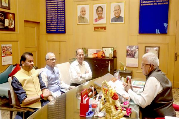 Governor-राज्यपाल श्री पटेल से राज्य वित्त आयोग के अध्यक्ष श्री पवैया ने सौजन्य भेंट की