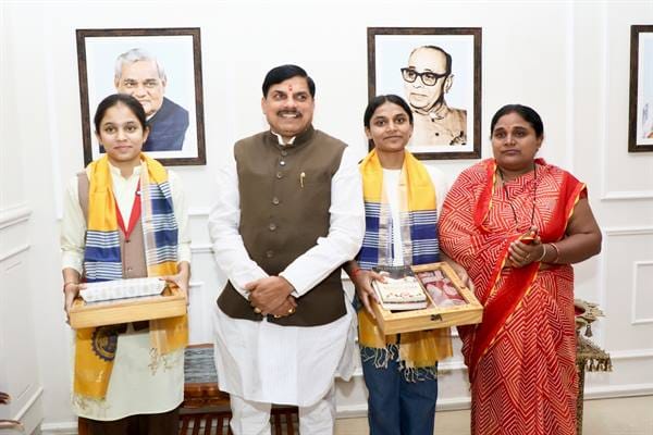 12TH-Topper-बारहवीं बोर्ड टॉपर छात्राओं को प्रोत्साहनस्वरूप दी जाएगी एक-एक लाख रुपये की राशि : मुख्यमंत्री डॉ. यादव