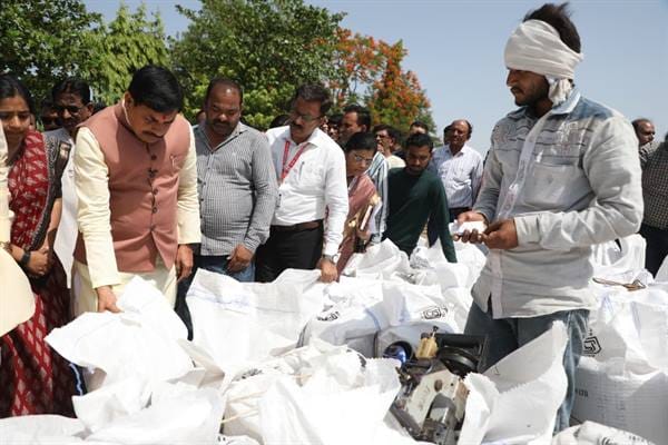 CM-MP-मुख्यमंत्री डॉ. यादव ने गेहूँ उपार्जन केन्द्रों का किया आकस्मिक निरीक्षण