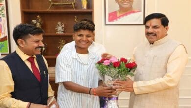 CM-MP-मुख्यमंत्री डॉ. यादव से क्रिकेटर क्रांति गौड़ ने सौजन्य भेंट की