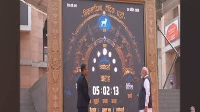 PM-Modi-प्रधानमंत्री श्री मोदी ने किया काशी विश्वनाथ मंदिर में विक्रमादित्य वैदिक घड़ी का अवलोकन
