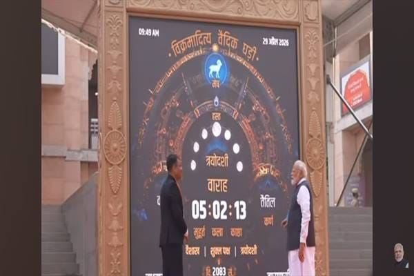 PM-Modi-प्रधानमंत्री श्री मोदी ने किया काशी विश्वनाथ मंदिर में विक्रमादित्य वैदिक घड़ी का अवलोकन