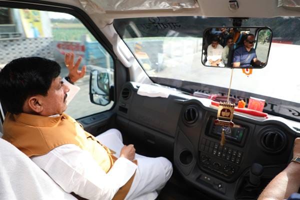 CM-MP-मुख्यमंत्री डॉ. यादव बस में जनप्रतिनिधियों और अधिकारियों के साथ पहुंचे उज्जैन