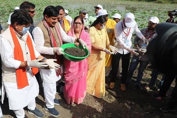 CM-MP-मुख्यमंत्री डॉ. यादव ने गंगा दशहरा पर देवी सागर तालाब में किया श्रमदान