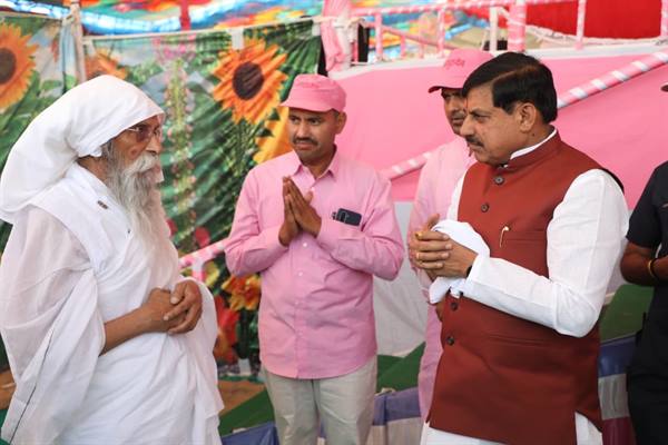 Gurudev-गुरुदेव के आशीर्वाद से ही सनातन और सत्य मार्ग का अनुसरण करने की प्रेरणा मिलती है : मुख्यमंत्री डॉ. यादव