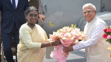 President-Murmu-राष्ट्रपति श्रीमती मुर्मु का बैतूल हेलीपेड पर हुआ भव्य स्वागत