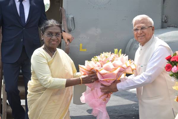 President-Murmu-राष्ट्रपति श्रीमती मुर्मु का बैतूल हेलीपेड पर हुआ भव्य स्वागत