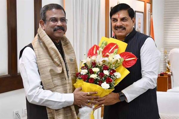 Dharmendra-Pradhan-मुख्यमंत्री डॉ. यादव से केंद्रीय शिक्षा मंत्री श्री धर्मेंद्र प्रधान ने की भेंट