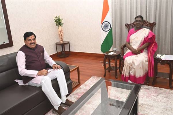 President-Draupadi-Murmu-राष्ट्रपति श्रीमती मुर्मु से मुख्यमंत्री डॉ. यादव की सौजन्य भेंट, स्मृति चिन्हों का हुआ आदान-प्रदान