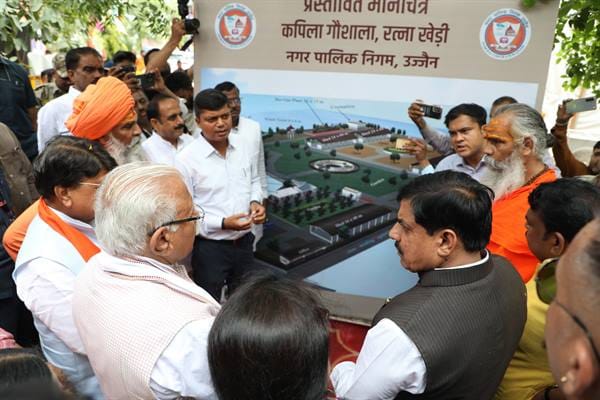 Goshala-मुख्यमंत्री डॉ. यादव और केंद्रीय मंत्री श्री मनोहर लाल ने कपिला गौशाला पहुंचकर किया गौ पूजन
