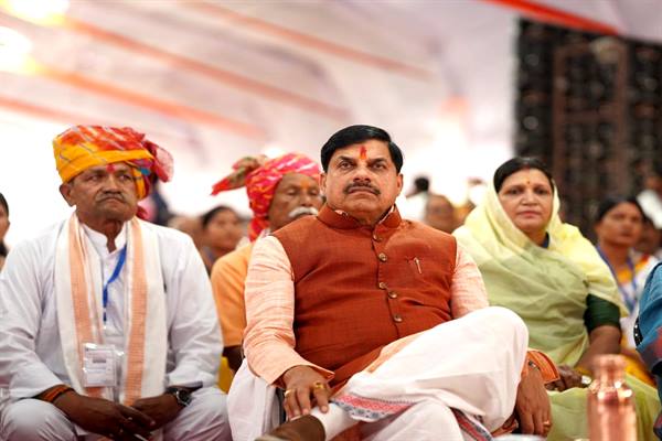 Man-Ki-Baat-मुख्यमंत्री डॉ. यादव ने शुजालपुर में किसानों के साथ सुना मन की बात कार्यक्रम