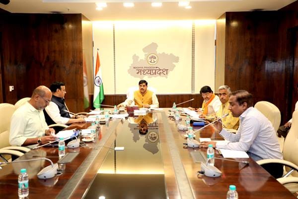 Metro-Rail-मेट्रो रेल यात्रियों की संख्या बढ़ाने के लिए पर्यटन विभाग का लें सहयोग : मुख्यमंत्री डॉ. यादव
