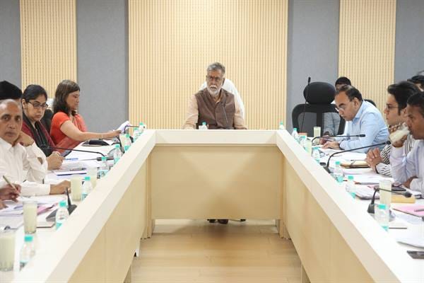 Yojana-योजनाओं के क्रियान्वयन में रखें पारदर्शिता : मंत्री श्री पटेल