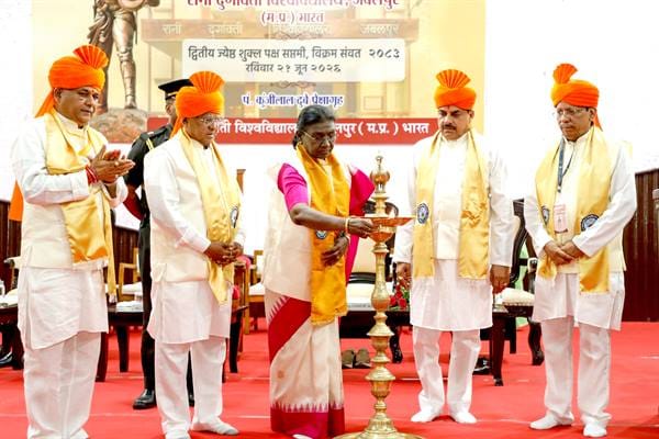 President-Draupadi-Murmu-भारतीय संस्कृति, परंपरा और भाषाओं के प्रति सम्मान का भाव विकसित करना विश्वविद्यालयों की महत्वपूर्ण जिम्मेदारी : राष्ट्रपति श्रीमती मुर्मु