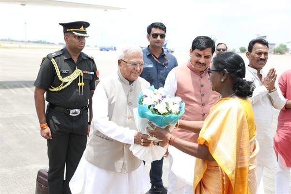 President-Draupadi-Murmu-राष्ट्रपति श्रीमती मुर्मु को इन्दौर एयरपोर्ट पर दी गई भावभीनी विदाई