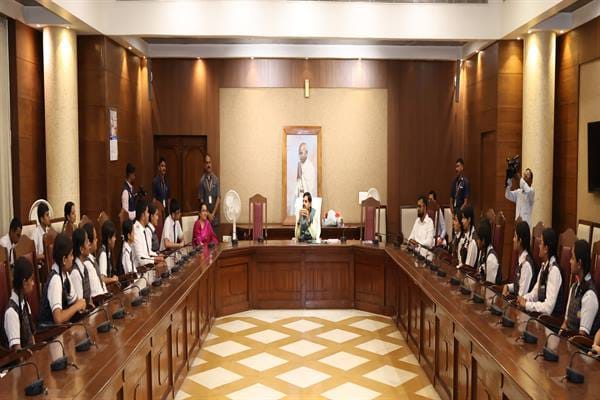 CM-MP-राष्ट्र निर्माण में सक्रिय भूमिका निभाना जागरूक नागरिक की पहचान : मुख्यमंत्री डॉ. यादव