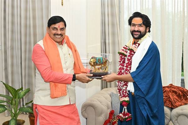 Dhirendra-Shastri-Maharaj-मुख्यमंत्री डॉ. यादव से मिले बागेश्वर धाम के पीठाधीश्वर धीरेंद्र शास्त्री महाराज