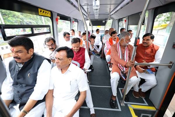 e-Bus-मुख्यमंत्री डॉ. यादव, मंत्रीगण सहित ई-बस से पहुंचे जगदीशपुर