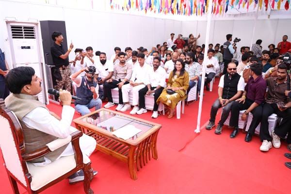 Social-Media-मुख्यमंत्री डॉ. यादव ने इंदौर में सोशल मीडिया इन्फ्लुएंसर्स के साथ किया आत्मीय व प्रेरक संवाद