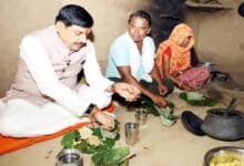 CM-MP-मुख्यमंत्री डॉ. यादव ने जनजातीय परिवार के घर किया भोजन
