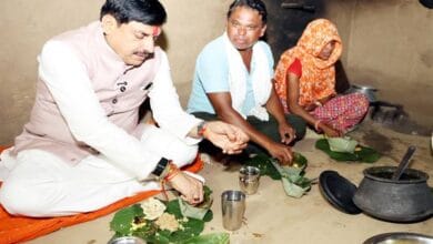 CM-MP-मुख्यमंत्री डॉ. यादव ने जनजातीय परिवार के घर किया भोजन