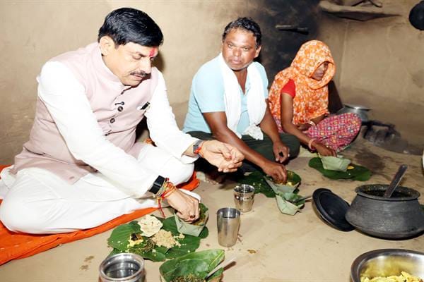 CM-MP-मुख्यमंत्री डॉ. यादव ने जनजातीय परिवार के घर किया भोजन