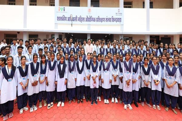 Trainee-Students-प्रशिक्षु छात्राएं आत्मविश्वास रखें, तकनीकी दक्षता के साथ अपनी जड़ों से जुड़े : मुख्यमंत्री डॉ. यादव