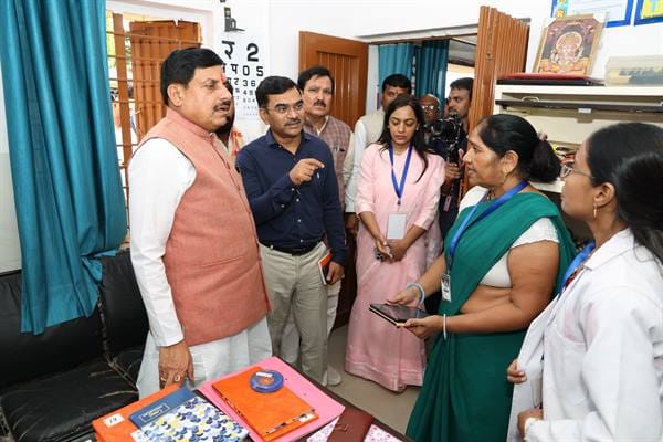 CM-MP-Nirikshan-मुख्यमंत्री डॉ. यादव ने उप स्वास्थ्य केन्द्र तलून का किया निरीक्षण
