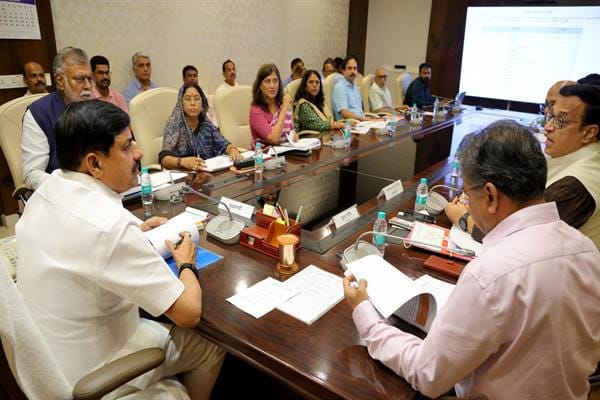 PRD-Review-व्यवस्थित ग्रामीण विकास और जनकल्याण कार्यक्रमों के प्रभावी क्रियान्वयन के लिए पंचायतों को सशक्त बनाना आवश्यक : मुख्यमंत्री डॉ. यादव