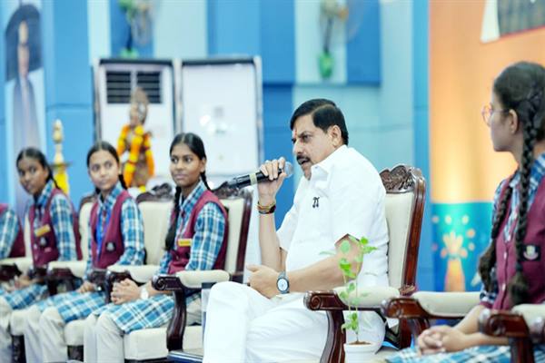 Students-विद्यार्थियों के चेहरे पर मुझे दिखता है भारत का भविष्य : मुख्यमंत्री डॉ. यादव