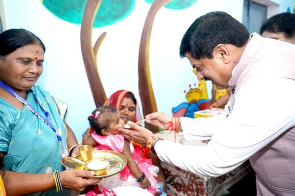 Tikamgarh-मुख्यमंत्री डॉ. यादव ने टीकमगढ़ में आंगनवाड़ी और जिला अस्पताल का निरीक्षण किया