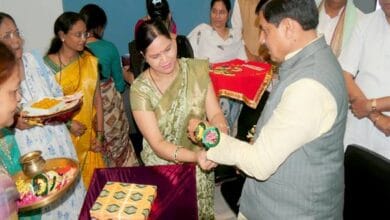 Ladli-Behna-Rakhi-लाड़ली बहनों ने मुख्यमंत्री डॉ. यादव को बांधी स्नेह और विश्वास से भरी राखियां